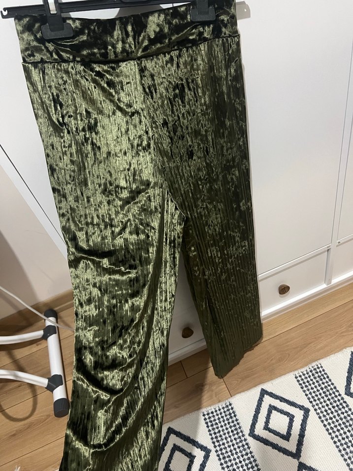 Kadın Yeşil Parlak Piliseli Midi Kumaş Pantolon - Görsel 2