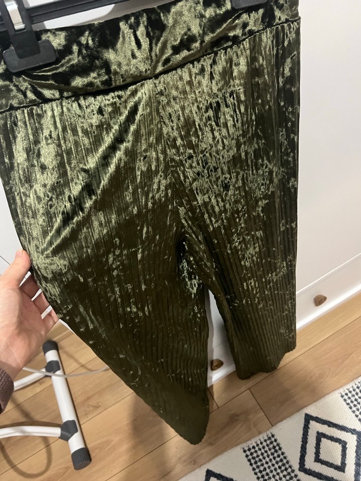 Kadın Yeşil Parlak Piliseli Midi Kumaş Pantolon - Görsel 3