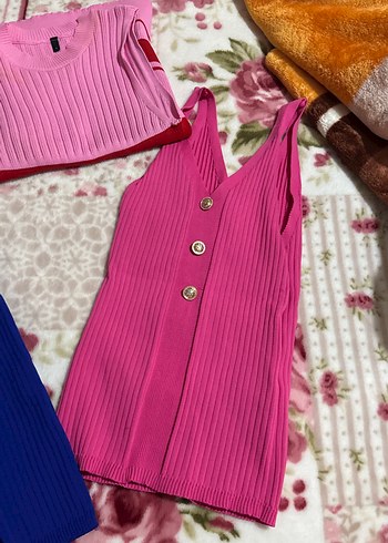 Renkli, Düğmeli, Kolsuz Kız Hırkası - Görsel 3