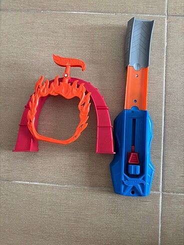 Hotwheels ateş çemberi fırlatma rampası