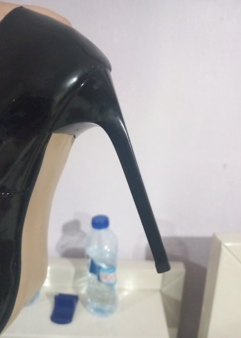 39 Beden Siyah Parlak Yılan Desenli Stiletto