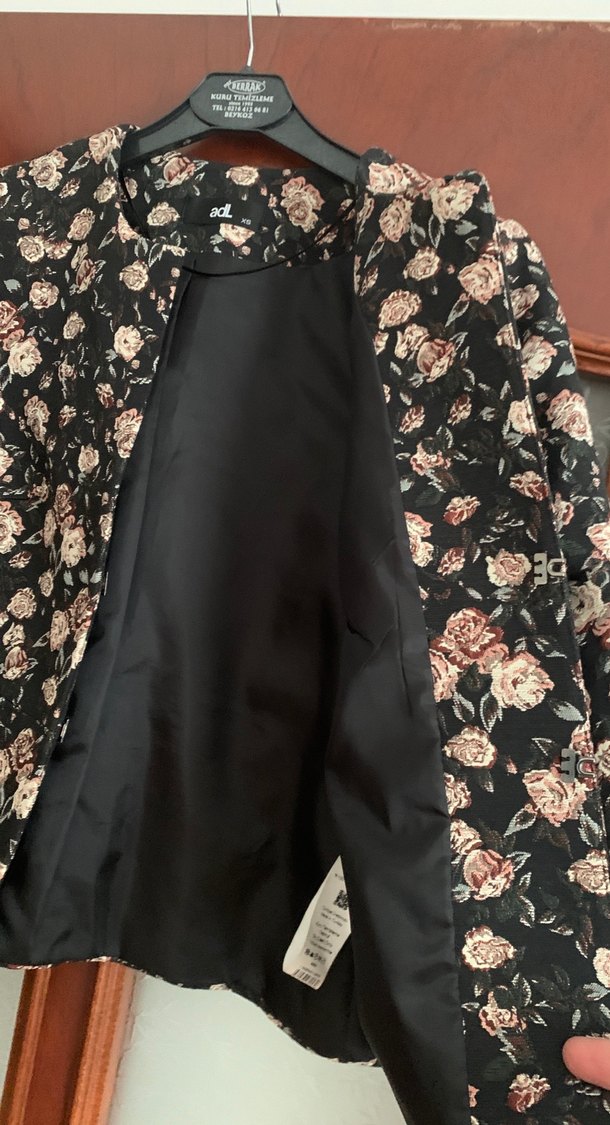 Çiçek Desenli Siyah Midi ceket - Görsel 4