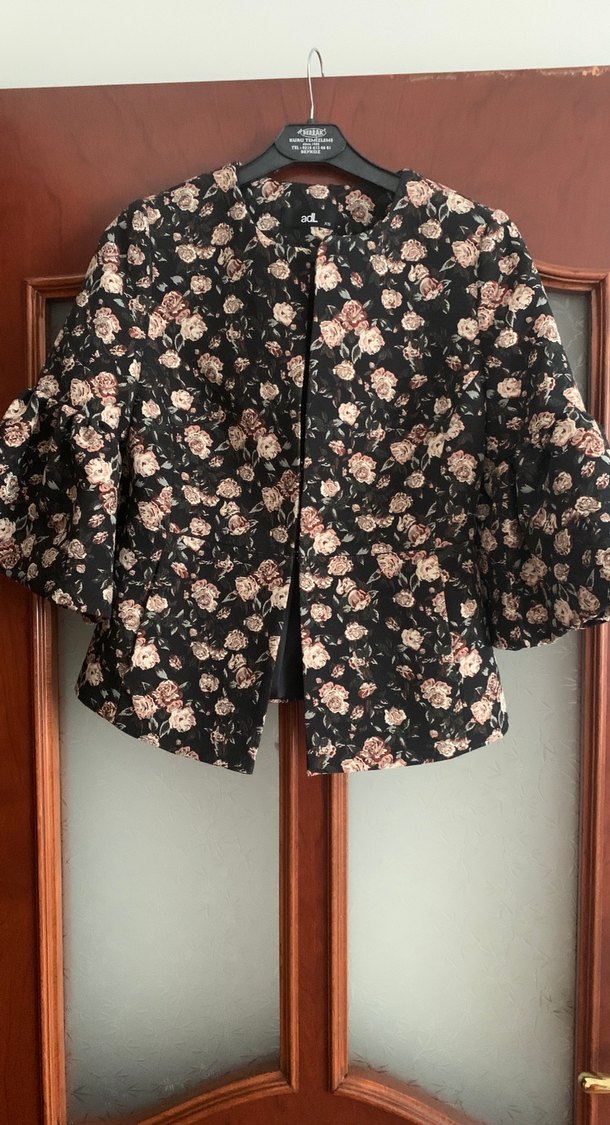 Çiçek Desenli Siyah Midi ceket - Görsel 2