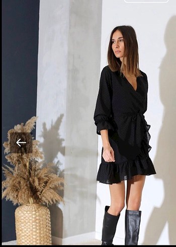 #QU STAYLE İÇİNDEN PUANTİYELİ Siyah renkli, kemerli ve V yaka - Görsel 3