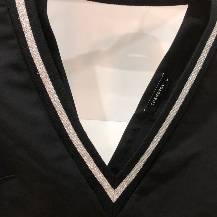 #TRENDYOL Siyah V Yaka - Görsel 3