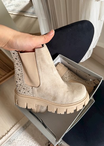 Bej Süet Dolgu Topuklu Tokalı Kadın Bot - Görsel 2