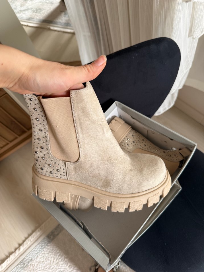 Bej Süet Dolgu Topuklu Tokalı Kadın Bot - Görsel 2