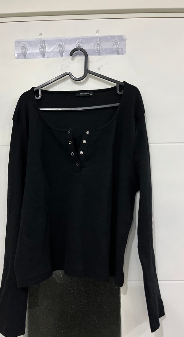 Siyah U Yaka Çıtçıtlı Uzun Kollu Crop - Görsel 2