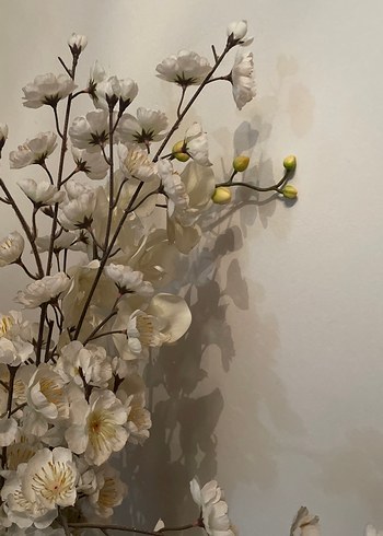 Uzun Beyaz Vazo beyaz çiçekli - Görsel 4