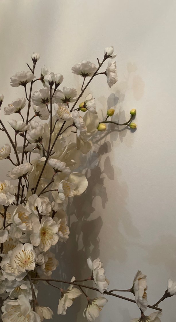 Uzun Beyaz Vazo beyaz çiçekli - Görsel 4