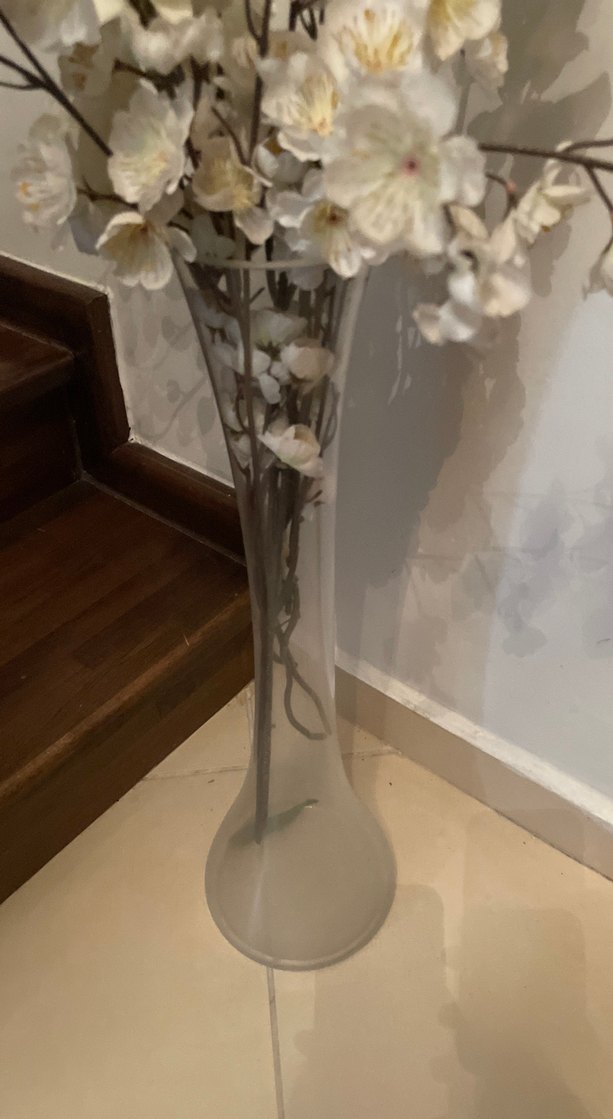 Uzun Beyaz Vazo beyaz çiçekli - Görsel 3