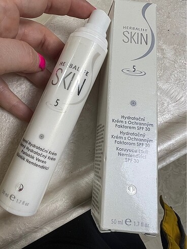 Bioderma Hem güneş koruma hem parlaklık veren nemlendirici