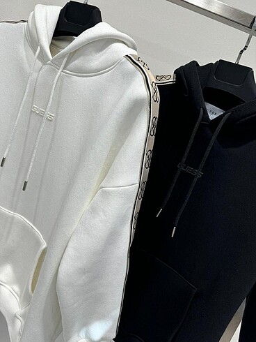 GUESS SWEATSHIRT