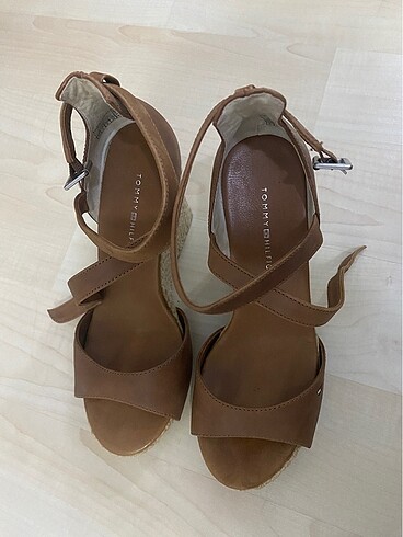 Tommy Hilfiger Dolgu Topuklu Sandalet