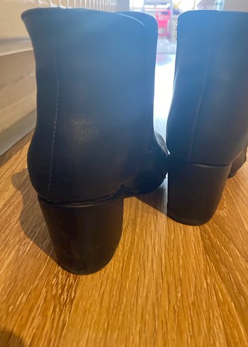 Kadın Siyah Deri Topuklu Bot - Görsel 2