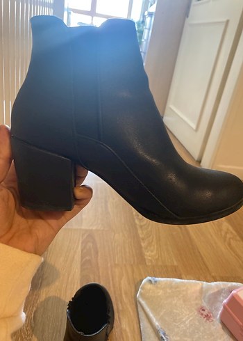 Kadın Siyah Deri Topuklu Bot - Görsel 3