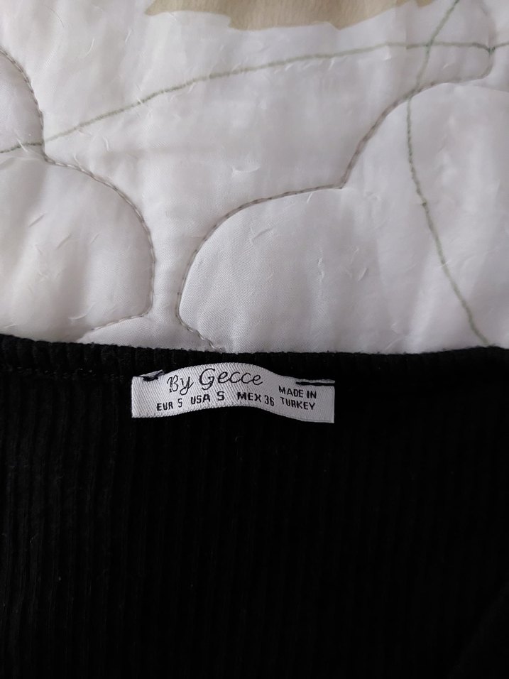 Siyah V Yaka Drapeli Kısa Kollu Bluz - Görsel 2