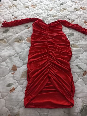 Kırmızı elbise