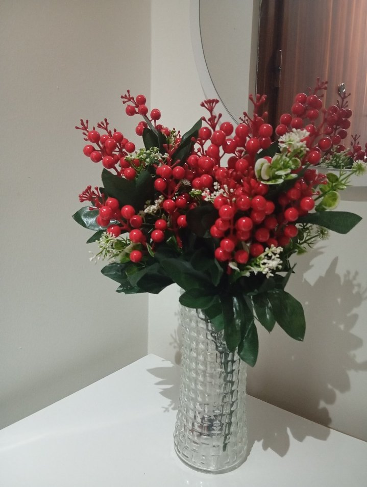 Kırmızı Yapay Meyve ve Yapraklı Dekoratif Çiçek Aranjmanı - Görsel 3
