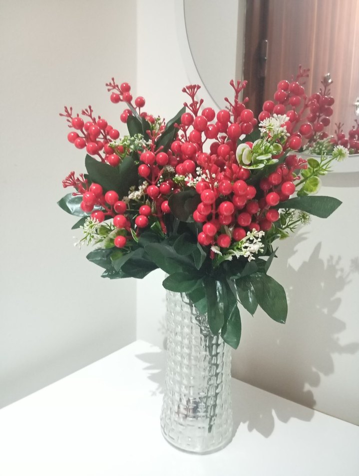 Kırmızı Yapay Meyve ve Yapraklı Dekoratif Çiçek Aranjmanı - Görsel 2