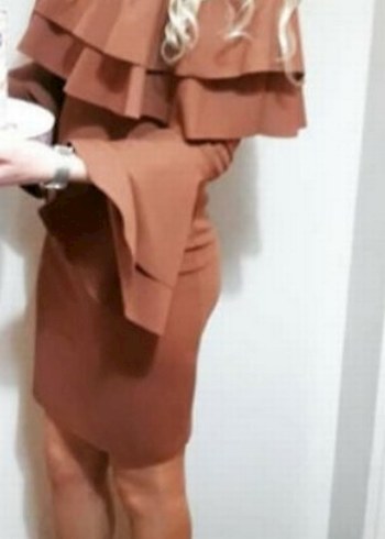 Kahverengi boyundan bantlı Fırfırlı Midi Kalem Elbise