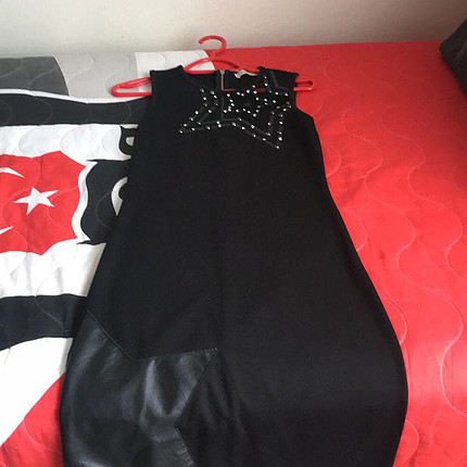 Diz altında siyah yıldız detaylı elbise