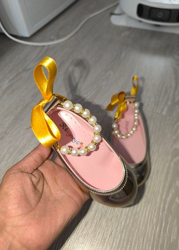 Kız Çocuk Parlak Gold Babet Fiyonk ve İnci Detaylı - Görsel 3