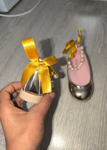 Kız Çocuk Parlak Gold Babet Fiyonk ve İnci Detaylı - Görsel 2