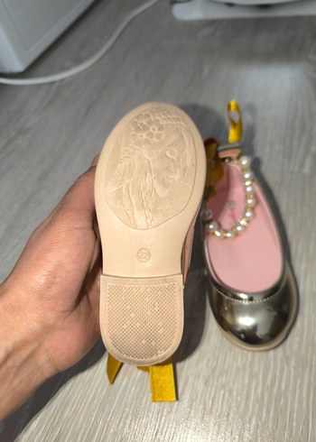 Kız Çocuk Parlak Gold Babet Fiyonk ve İnci Detaylı - Görsel 5