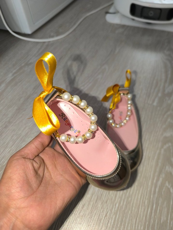 Kız Çocuk Parlak Gold Babet Fiyonk ve İnci Detaylı - Görsel 3