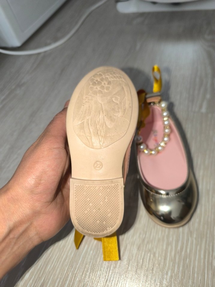 Kız Çocuk Parlak Gold Babet Fiyonk ve İnci Detaylı - Görsel 5