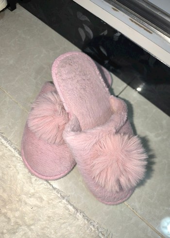 Ponpon Detaylı Yumos Ev Terliği - Görsel 2