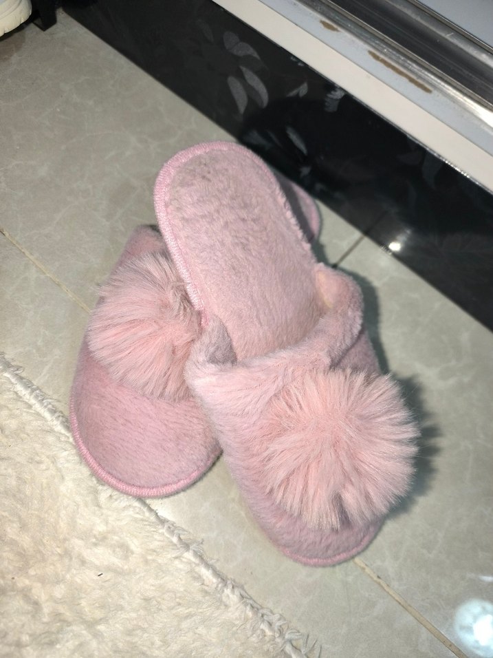 Ponpon Detaylı Yumos Ev Terliği - Görsel 2