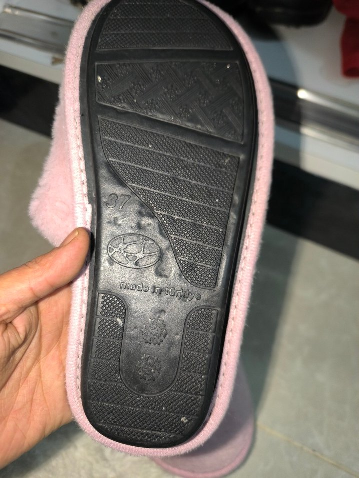 Ponpon Detaylı Yumos Ev Terliği - Görsel 3