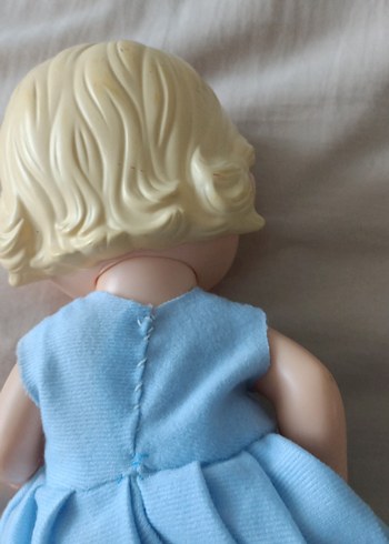 Mavi elbiseli oyuncak bebek yemek yiyen - Görsel 3