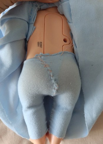 Mavi elbiseli oyuncak bebek yemek yiyen - Görsel 5