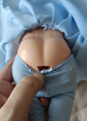 Mavi elbiseli oyuncak bebek yemek yiyen - Görsel 7