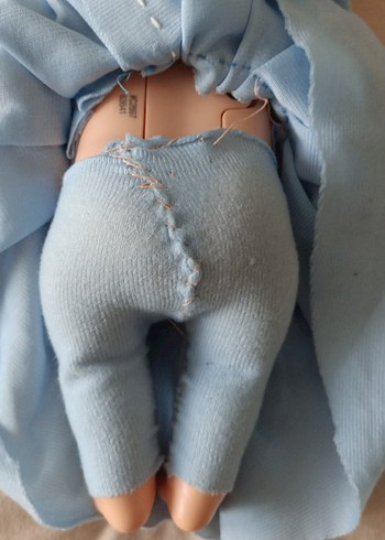 Mavi elbiseli oyuncak bebek yemek yiyen - Görsel 4