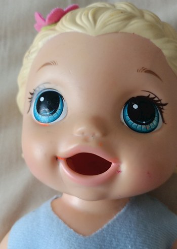 Mavi elbiseli oyuncak bebek yemek yiyen - Görsel 2