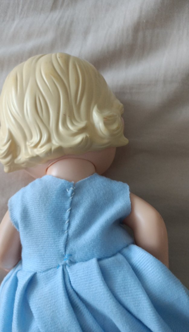 Mavi elbiseli oyuncak bebek yemek yiyen - Görsel 3