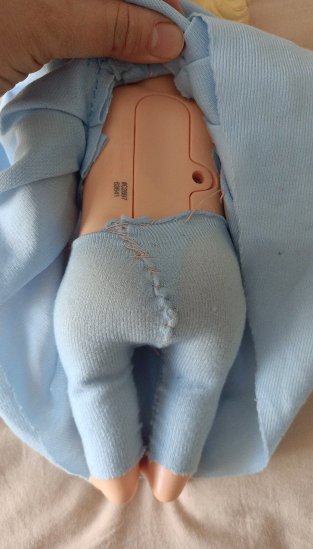 Mavi elbiseli oyuncak bebek yemek yiyen - Görsel 5