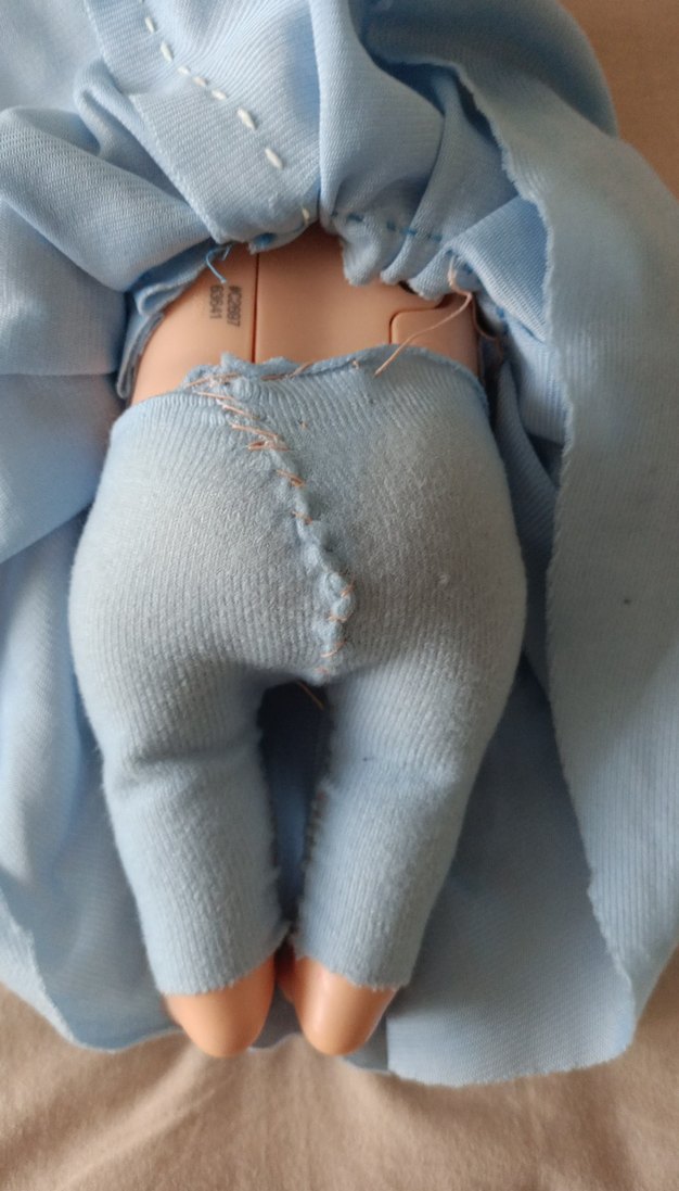 Mavi elbiseli oyuncak bebek yemek yiyen - Görsel 4