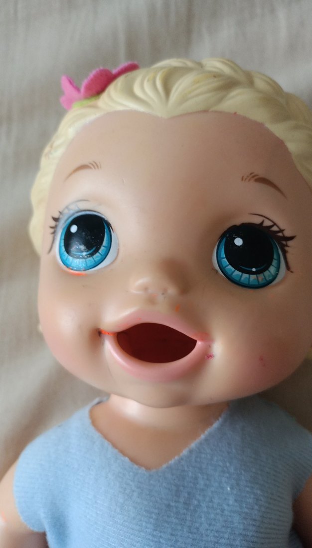 Mavi elbiseli oyuncak bebek yemek yiyen - Görsel 2