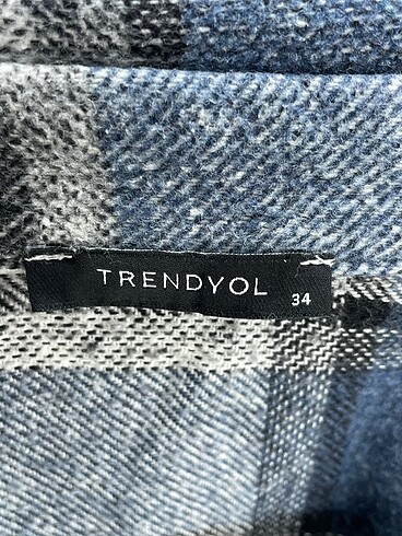 34 Beden çeşitli Renk Trendyol & Milla Gömlek %70 İndirimli.