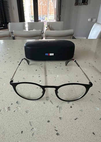 Tommy Hilfiger Siyah Minimalist Kadın Gözlüğü