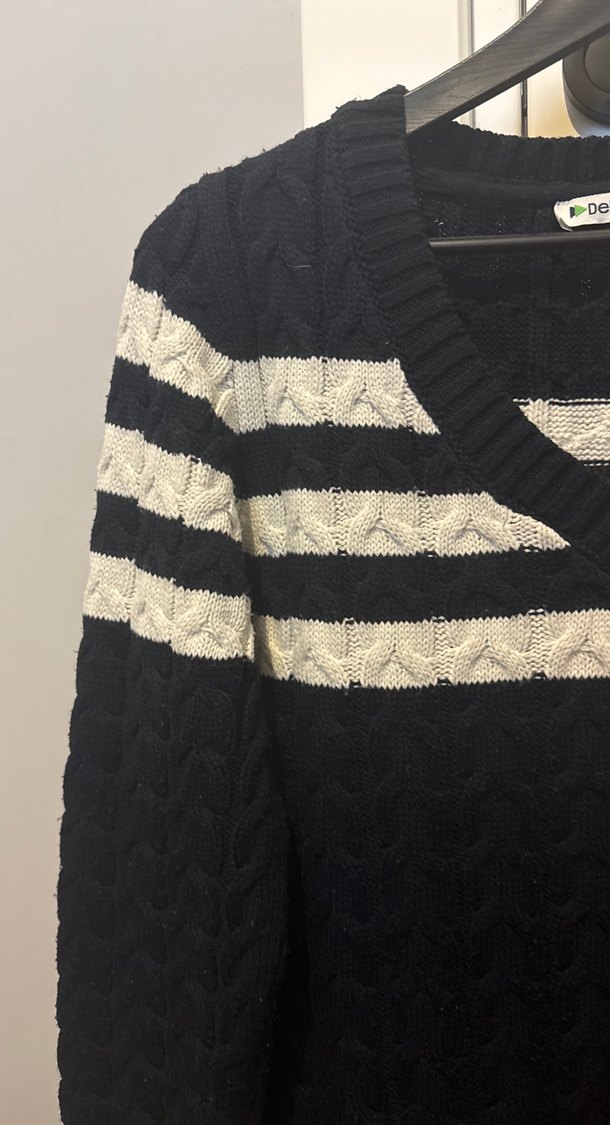 Kadın LacivertBeyaz Çizgili V Yaka Triko Kazak - Görsel 2