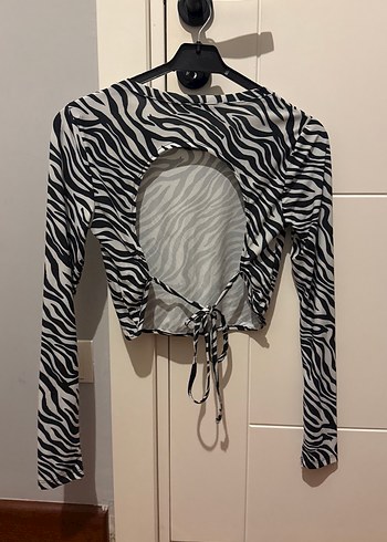 Siyah Zebra Desenli Sırt Dekolteli Bluz - Görsel 3