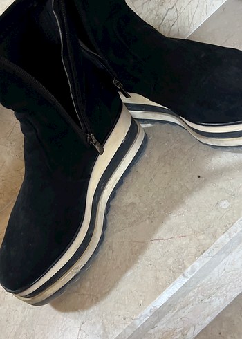Siyah Süet Dolgu Topuklu Kadın Bot - Görsel 2