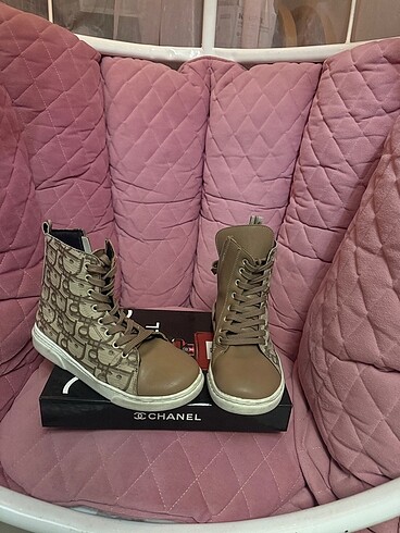 Dior-Kız Çocuk çok şeker bot.
