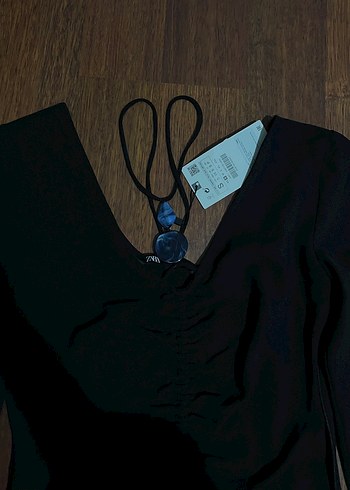 Zara Boncuk Detaylı Siyah V Yaka Midi Elbise